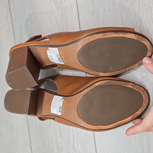 Clarks Collection  Women's Soft Cushion Peep Toe Heels Shoes Sz 10M - Picture 9 of 12